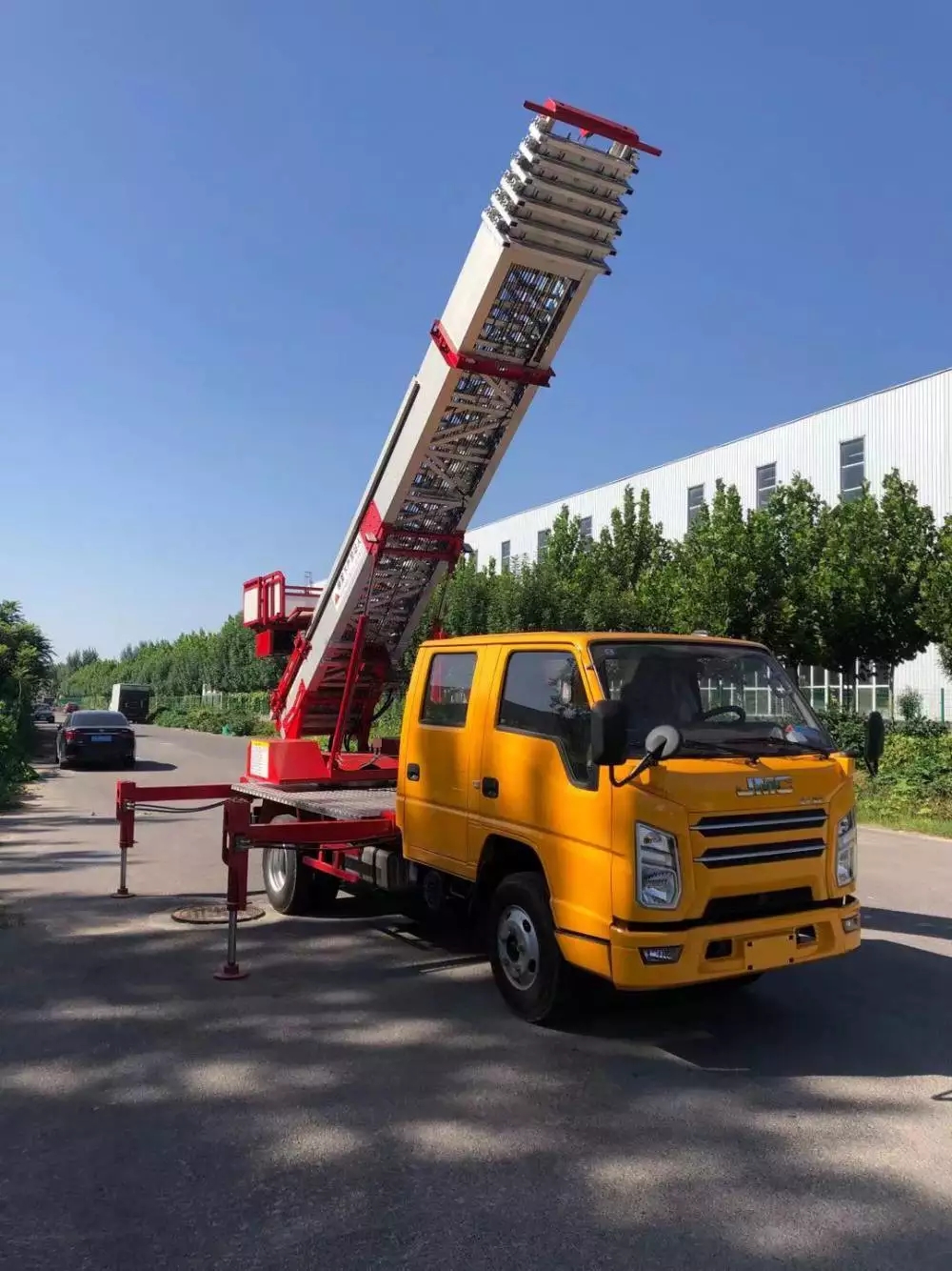 义乌附近的云梯车出租服务：轻松解决高空作业需求